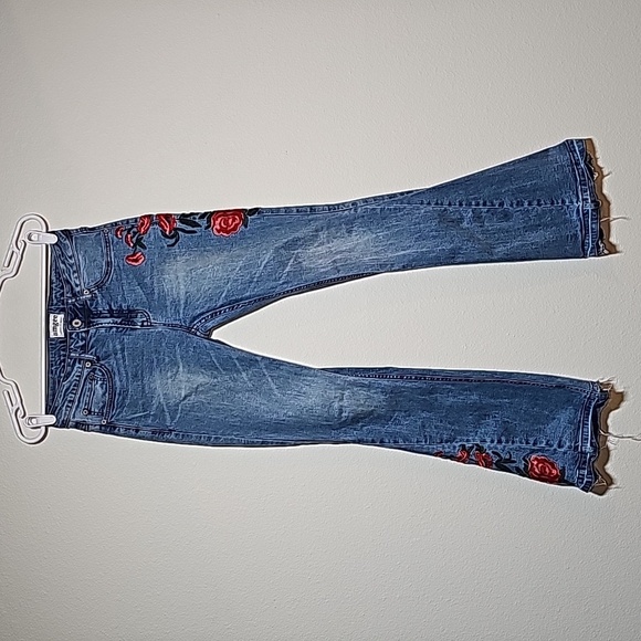 Umgee Jeans Denim Flare Bottom Mid-Rise Fringe Hem Embroidered Red Roses 27 - Picture 2 of 8